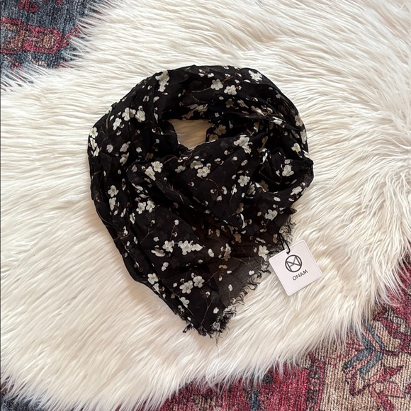 ONAM • In Bloom Scarf - Picture 3 of 3